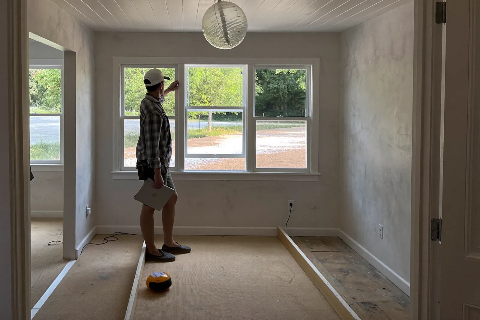 Sachverständiger prüft ein Fenster in einem fertigen Neubau