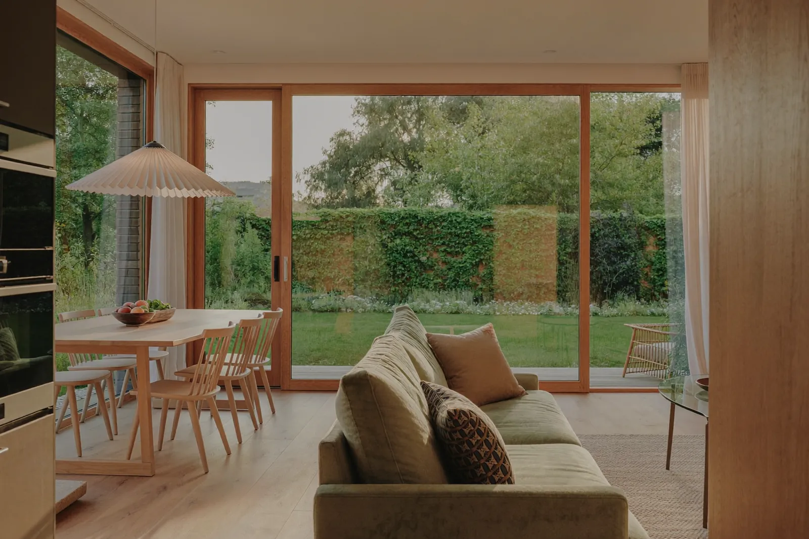 Heller Wohn- und Essbereich mit bodentiefer Glasfront zum Garten