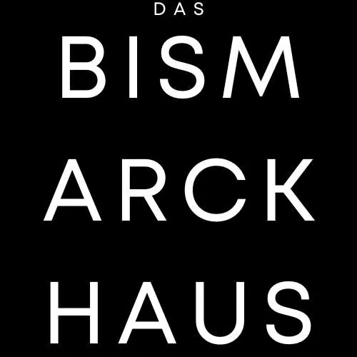 Logo Das Bismarckhaus: weiße Versalien BISM, ARCK, HAUS in drei Zeilen auf schwarzem Grund