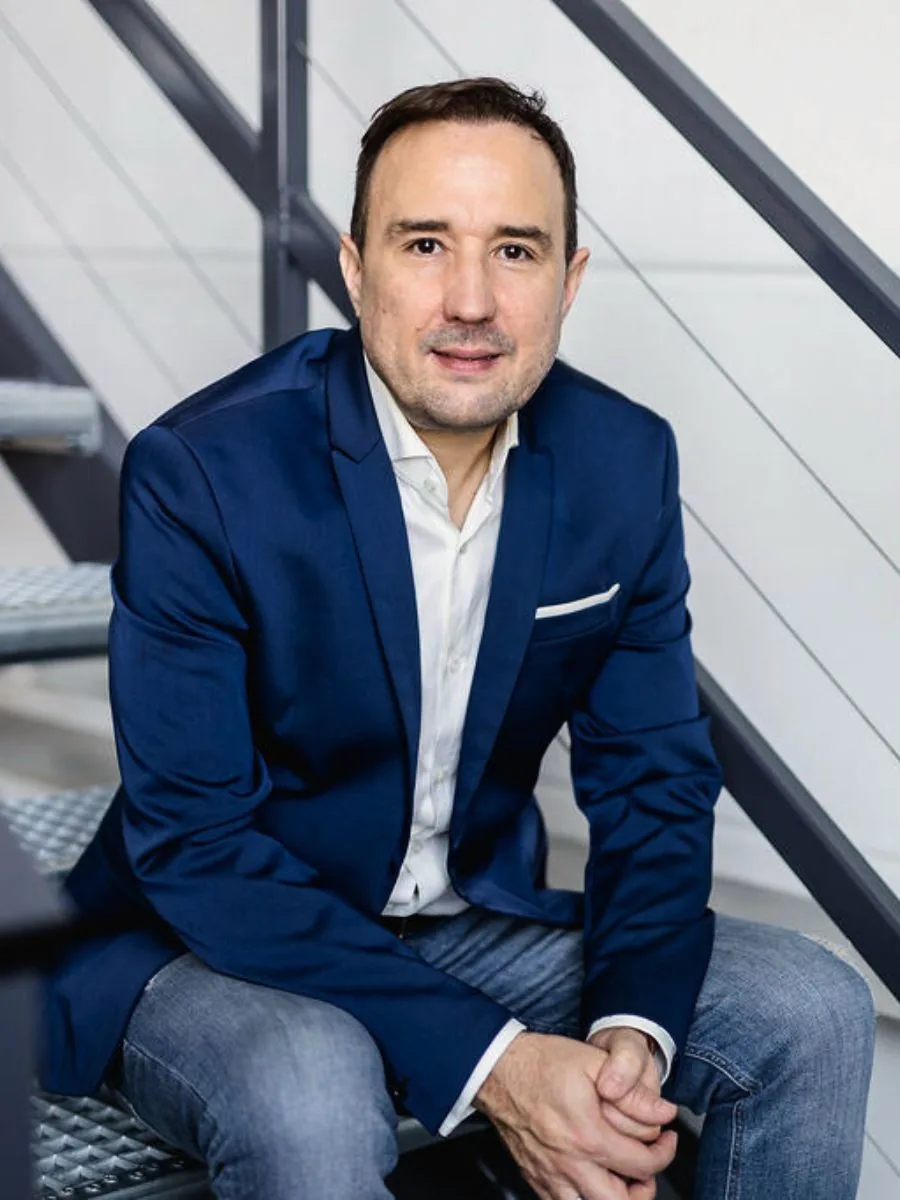 Christian Gottschling, Makler aus Essen, sitzt entspannt auf einer Treppe
