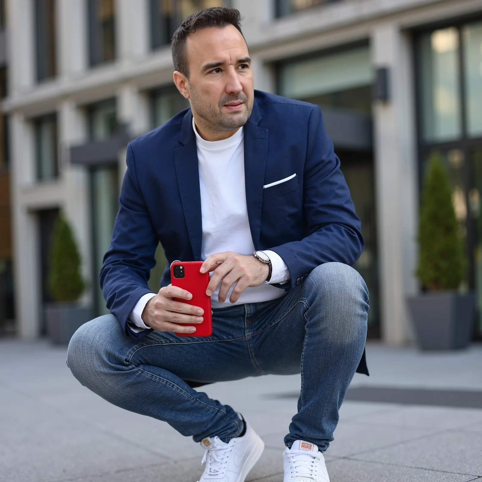 Christian Gottschling, Immobilienmakler aus Essen, mit Smartphone in der Hand