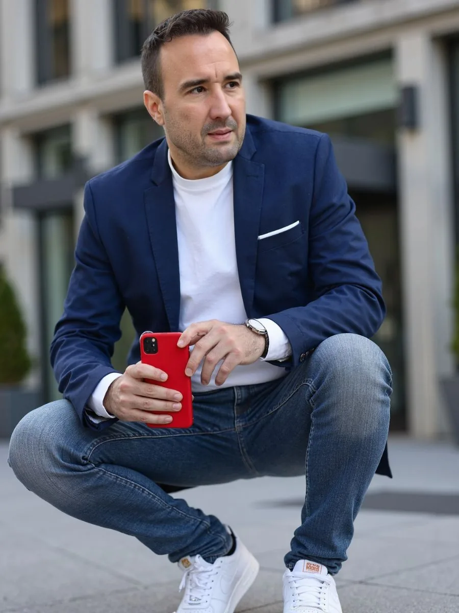 Christian Gottschling, Makler aus Essen, mit Smartphone vor einem Gebäude