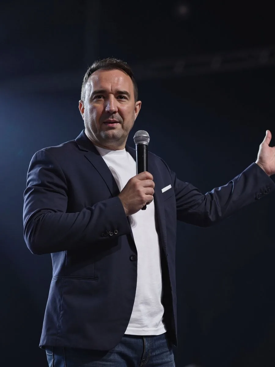 Christian Gottschling spricht mit Mikrofon als Speaker auf einer Immobilien-Veranstaltung