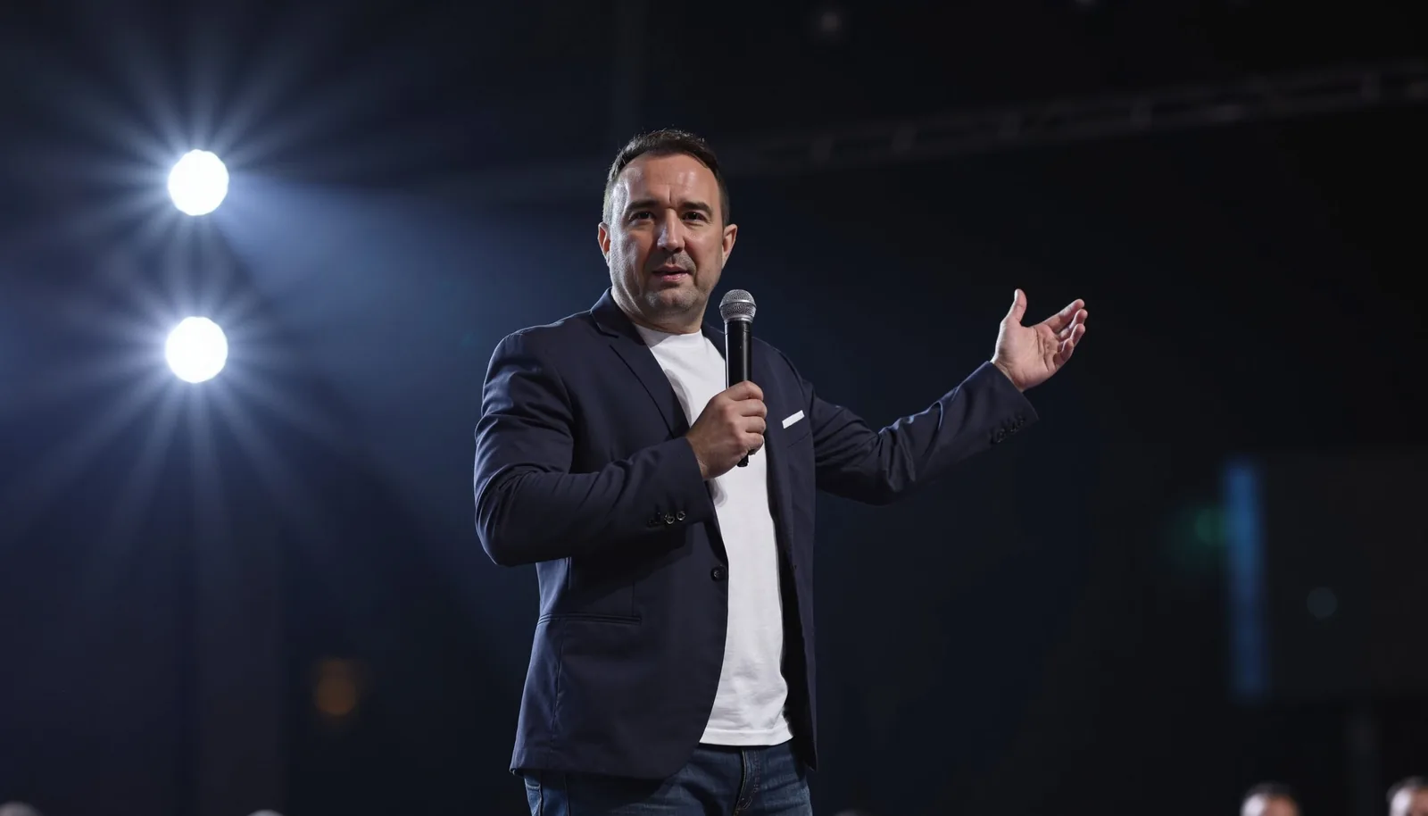 Christian Gottschling hält einen Vortrag über Immobilien auf einer beleuchteten Bühne