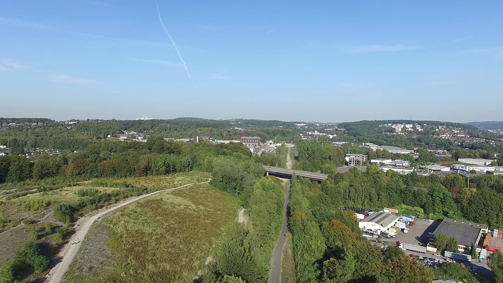 Weiter Blick über das grüne Wuppertal mit Wäldern, Hügeln und der Nordbahntrasse bei Lüntenbeck